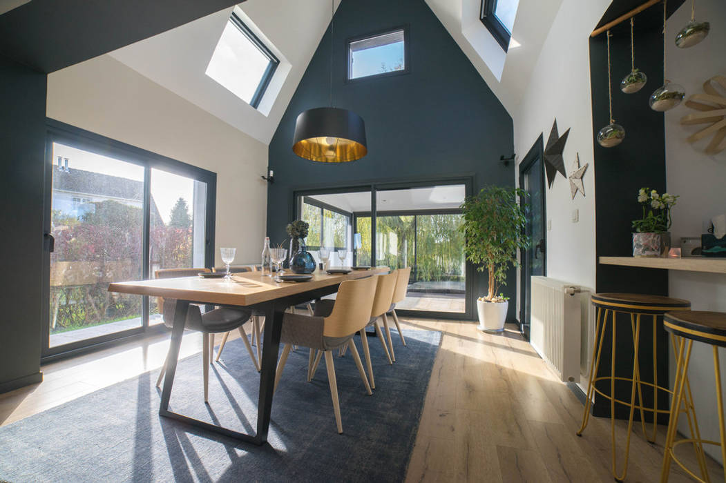 salle à manger chêne doré et bois MISS IN SITU Clémence JEANJAN Salle à manger moderne Bois Effet bois plafond cathédrale, mur bleu, bleu, table chêne, fauteuil de table, parquet stratifié, salle à manger