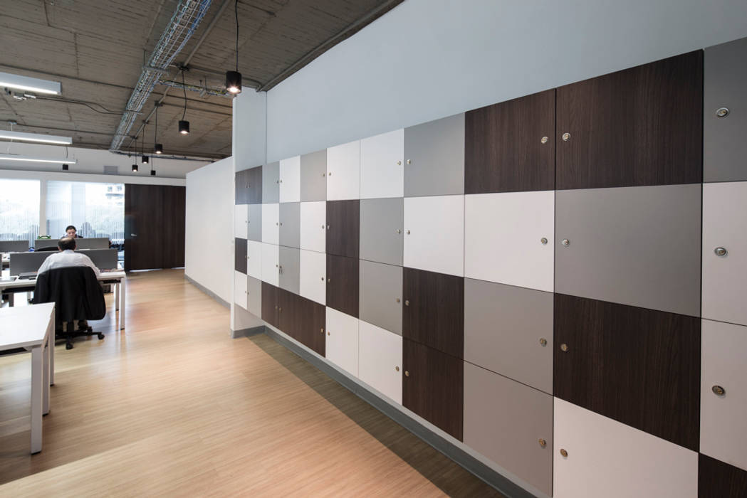 Lockers entrearquitectosestudio Pasillos, vestíbulos y escaleras de estilo moderno Compuestos de madera y plástico lockers. tableros de madera. formica. concreto a la vista. iluminación descolgada.