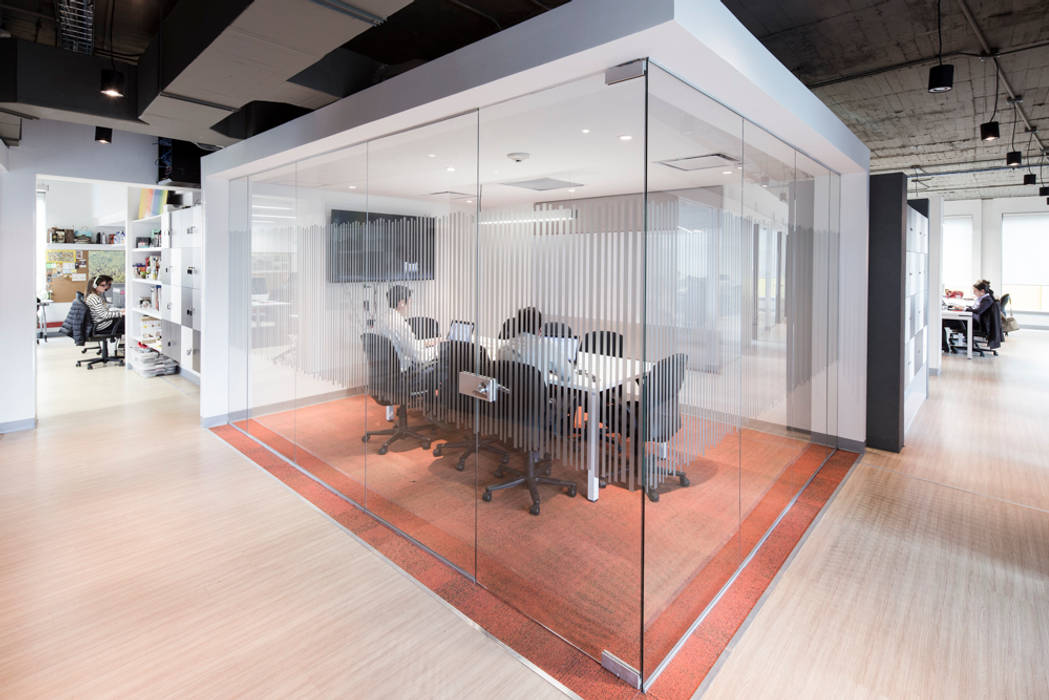 Sala de juntas entrearquitectosestudio Salas de estilo minimalista Vidrio vidrio. alfombra modular. laminado de madera. sala de juntas.