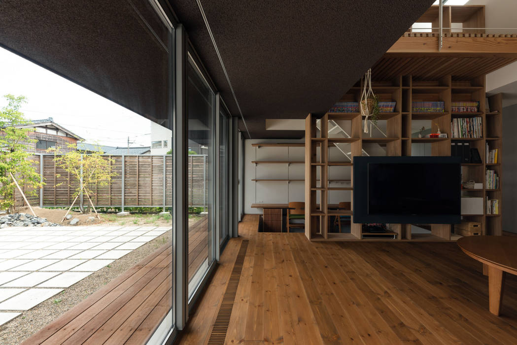 is house, Takeru Shoji Architects.Co.,Ltd Takeru Shoji Architects.Co.,Ltd Salones de estilo ecléctico