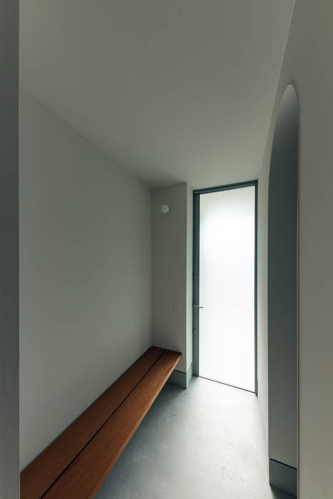 is house, Takeru Shoji Architects.Co.,Ltd Takeru Shoji Architects.Co.,Ltd Eclectic style corridor, hallway & stairs