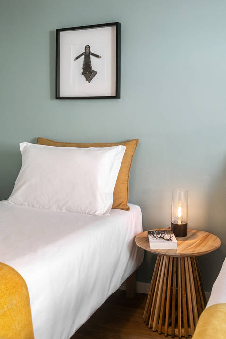 Travessa do Olival - Lisboa, Hoost - Home Staging Hoost - Home Staging Kamar tidur: Ide desain interior, inspirasi & gambar Bedside tables
