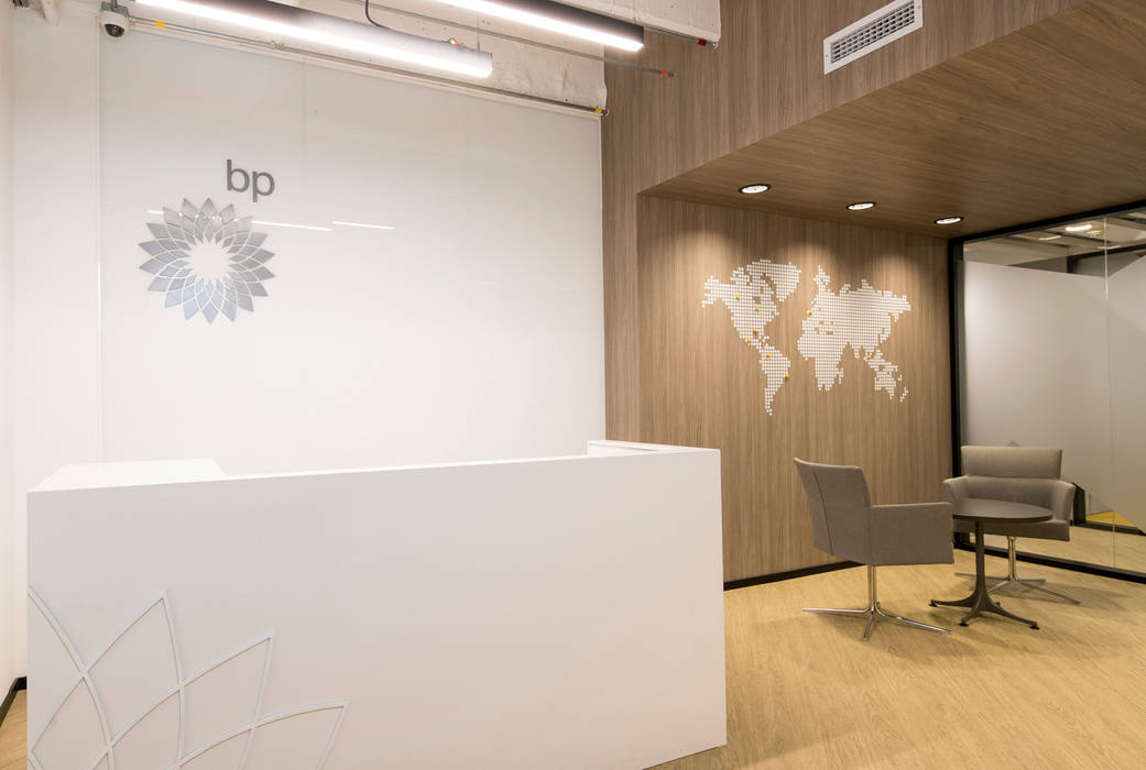 Oficinas British Petroleum BP, entrearquitectosestudio entrearquitectosestudio Modern corridor, hallway & stairs Plywood