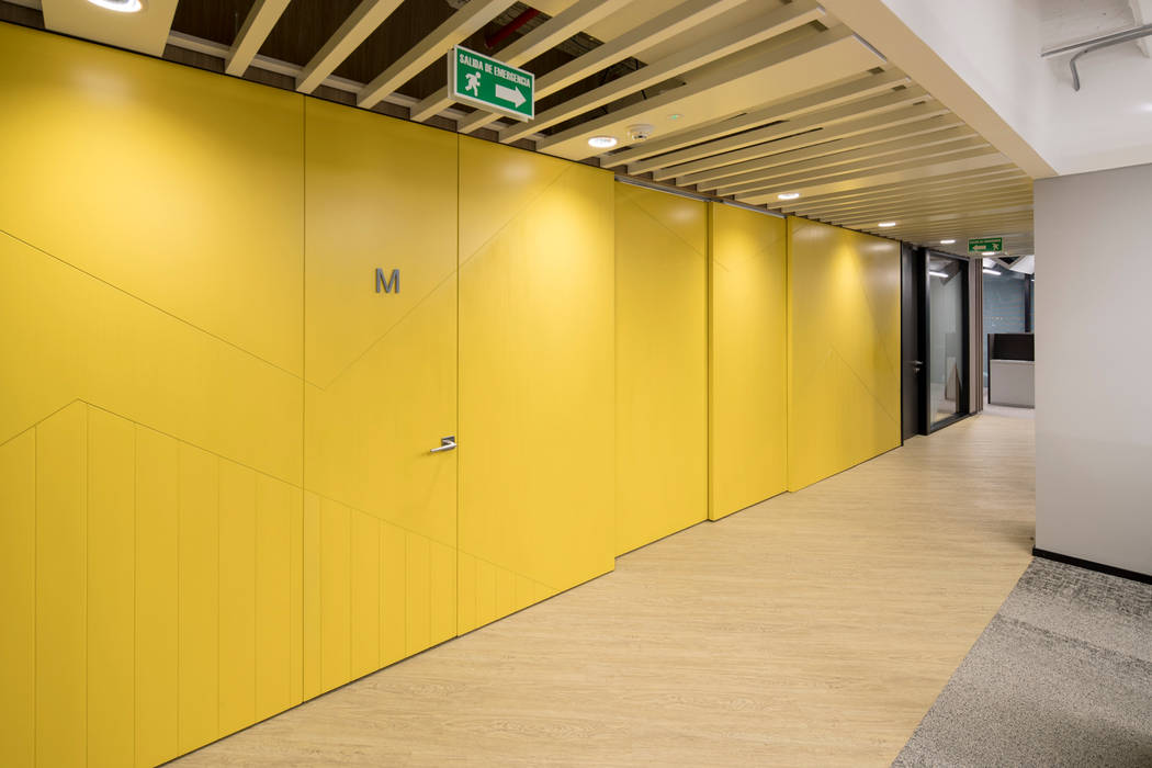 Oficinas British Petroleum BP, entrearquitectosestudio entrearquitectosestudio Modern corridor, hallway & stairs Chipboard