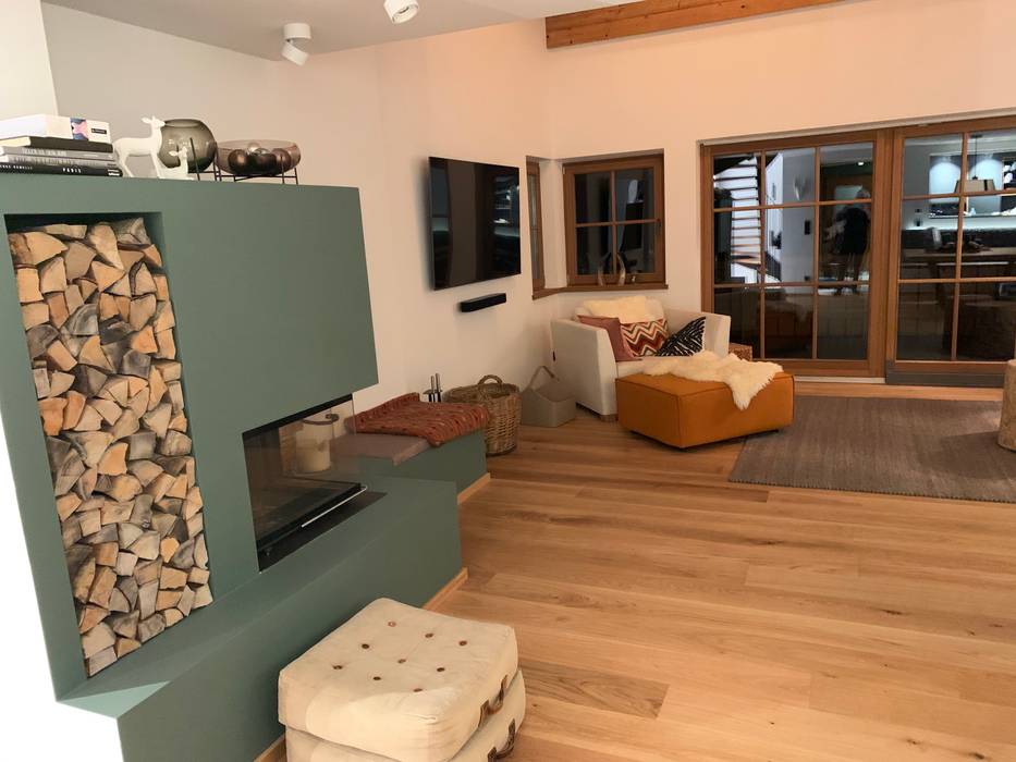 Wohnzimmer mit Kamin für kalte Wintertage Bernhard Preis - Interior Design aus der Region Tegernsee Wohnzimmer im Landhausstil Landhaus, modern, landhaus stil, Kamin, Wohnzimmer, Holzhaus, Design, gemütlich, möbel, Einrichtung, couch, sofa, kommode, teppich, sessel, hocker,