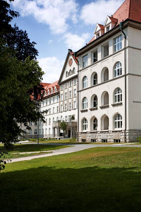 Neues Wohnquartier verbindet Historie mit Moderne: Sanierung und Umnutzung der Safranberg-Klinik , Kneer GmbH, Fenster und Türen Kneer GmbH, Fenster und Türen Puertas y ventanas de estilo moderno