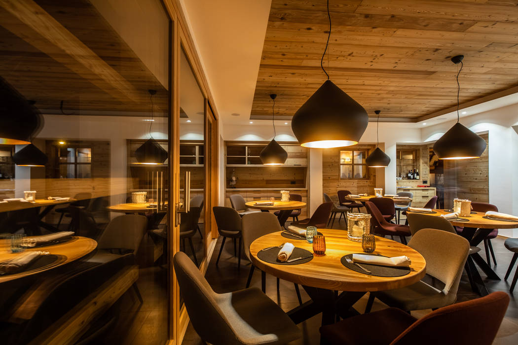 Il ristorante gourmet del Monaco Sport Hotel a Santo Stefano di Cadore (BL) , Roberto Pedi Fotografo Roberto Pedi Fotografo Modern dining room