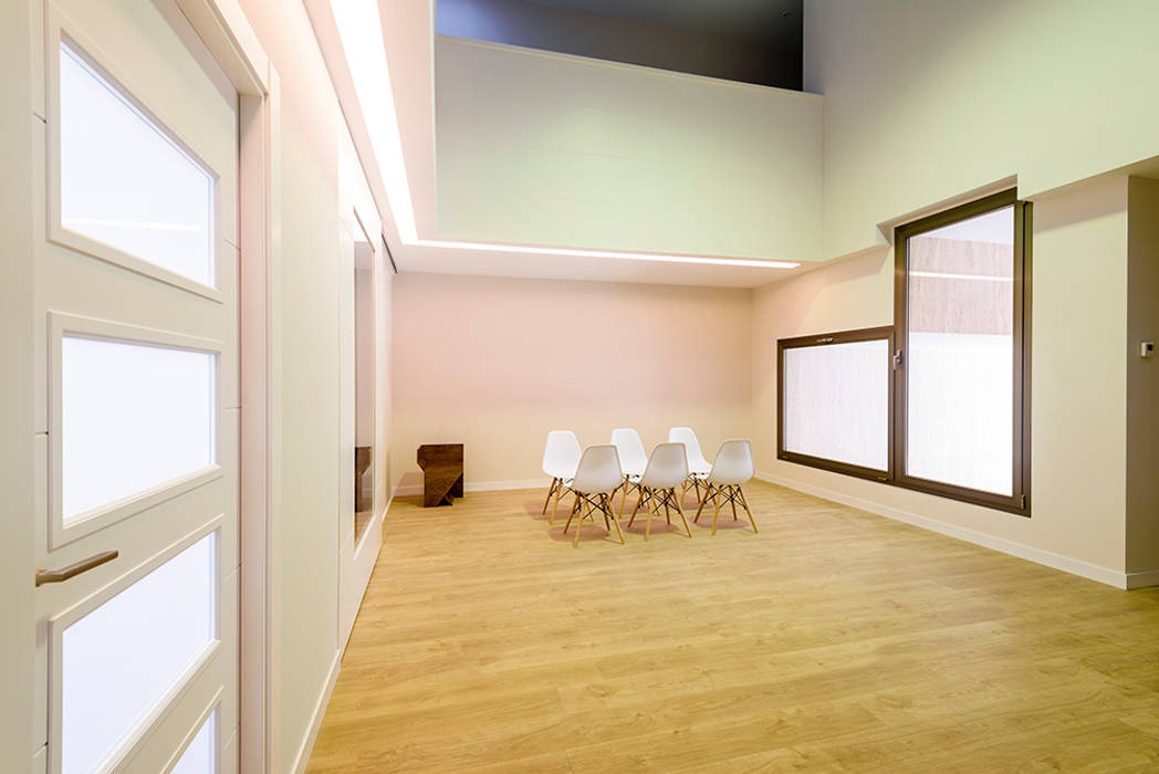 Comedor en amplia estancia a doble altura OOIIO Arquitectura Comedores minimalistas Madera Acabado en madera