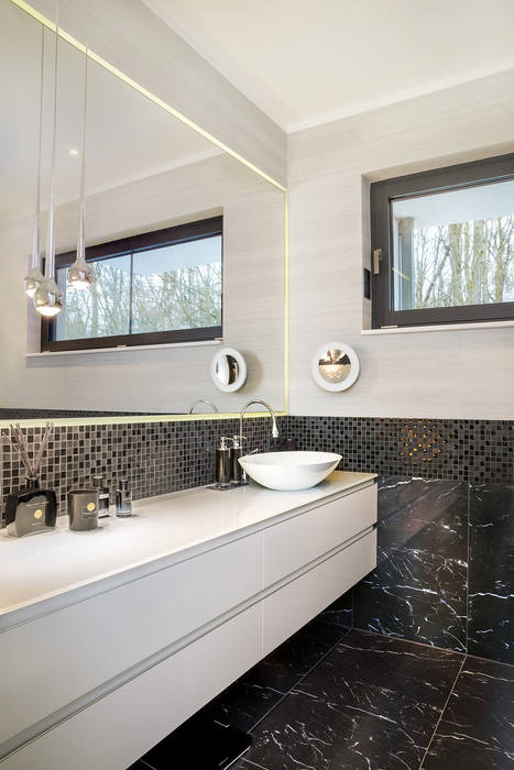 Bathroom in black and white CONSCIOUS DESIGN - Interiors by Nicoletta Zarattini Modern bathroom Tiles