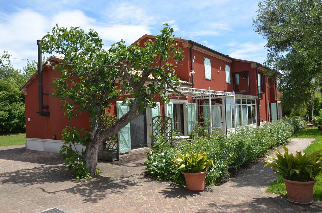 Country House Borgo Rosso - Sirolo (An), Studio di Architettura Fioranelli Studio di Architettura Fioranelli Front yard