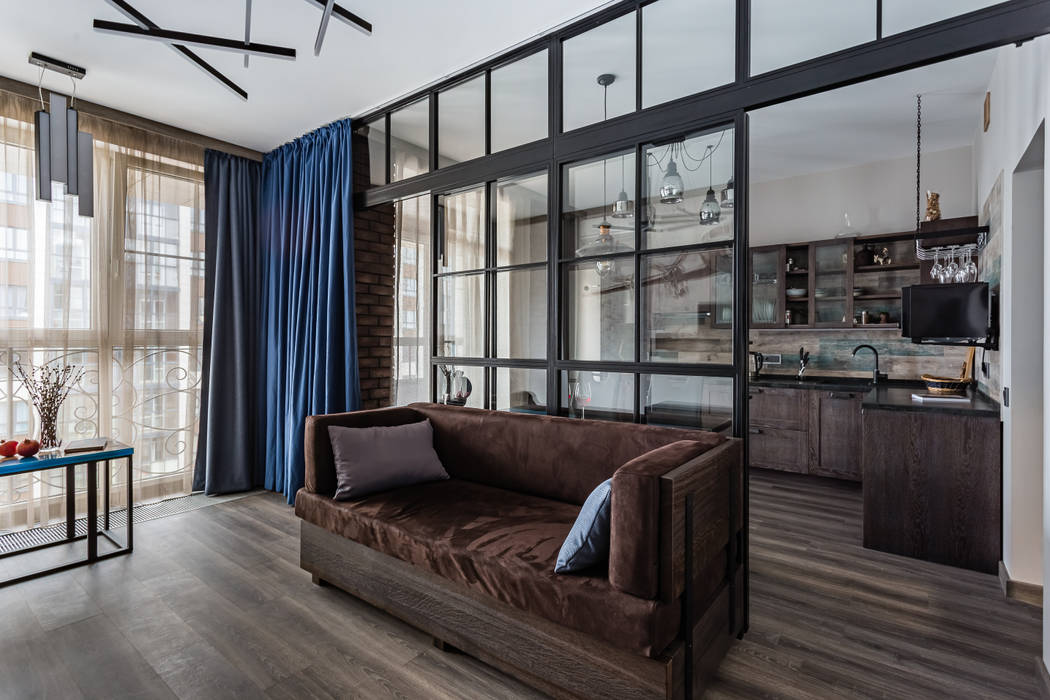 Гостиная АСК 'Сигнал' Гостиные в эклектичном стиле Железо / Сталь стеклянная перегородка, синие шторы, коричневый диван, деревянный пол, металлическая перегородка