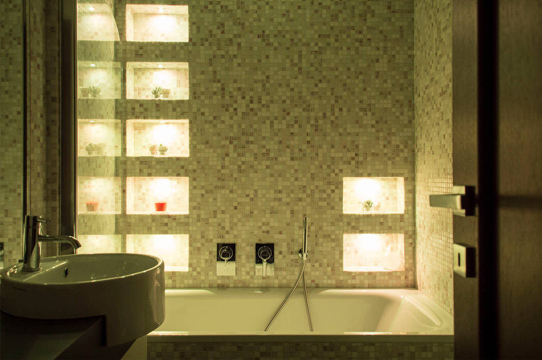 La cromoterapia nel secondo bagno - luce giallo/verde OPA Architetti Bagno moderno Ceramica cromoterapia, bagno, vasca, nicchia, nicchie luminose, faretti RGB, luce RGB, illuminazione, illuminotecnica, mosaico, vintage