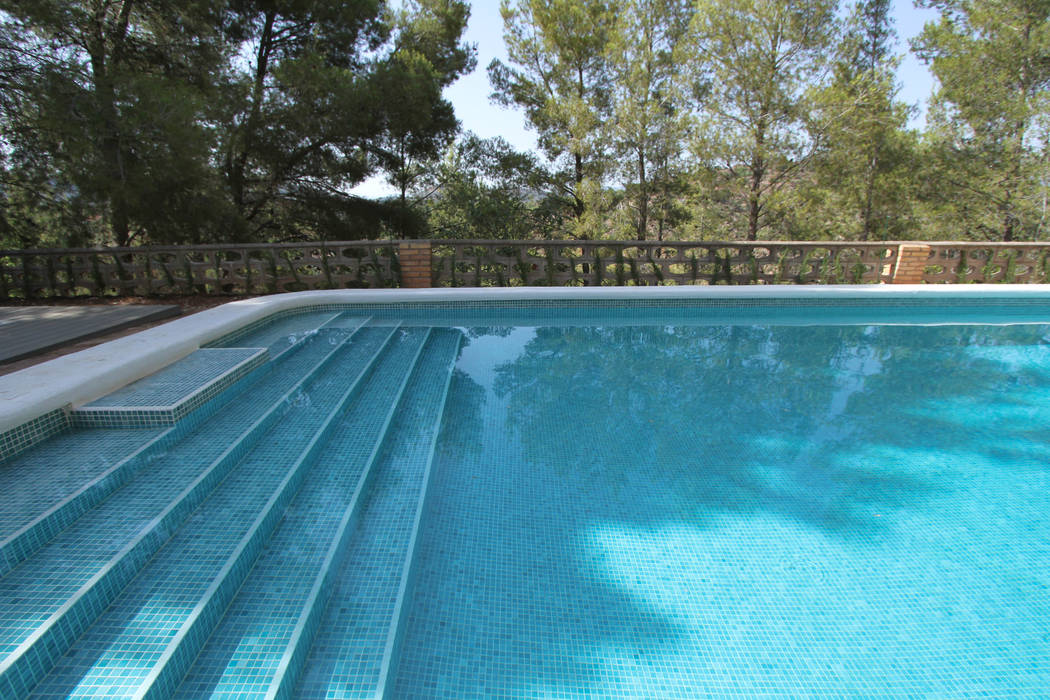 Reforma de un chalet con piscina y paellero, Torres Torres, MOABITA MOABITA Industrial style pool