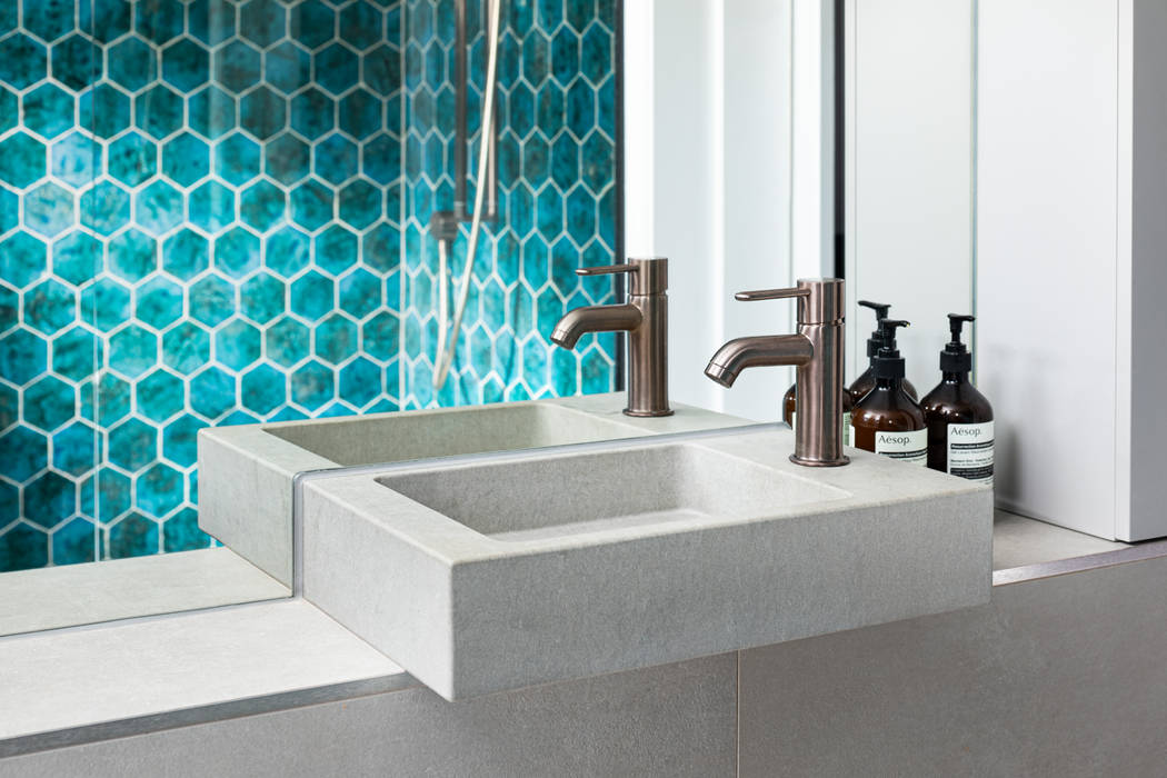 Bathroom details EMR Architecture Eclectic style bathroom tiles, turquoise tiles, hexagon tiles, concrete sink, bronze tap, bathroom, interior design
