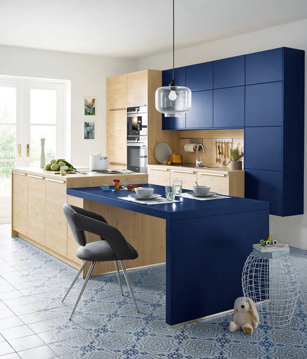 Moderne Global-Küche in Aquablau Spitzhüttl Home Company Einbauküche Blau