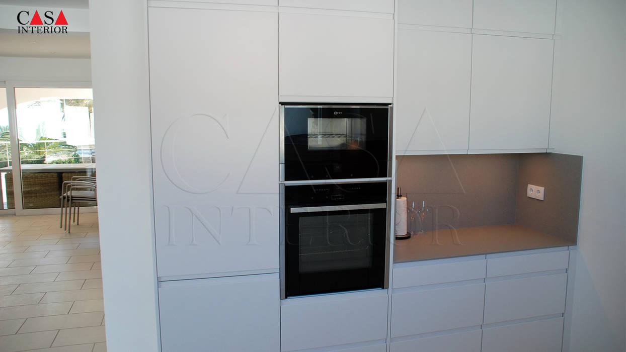 Cocina moderna con tirador integrado en blanco mate, Casa Interior Casa Interior Dapur Modern