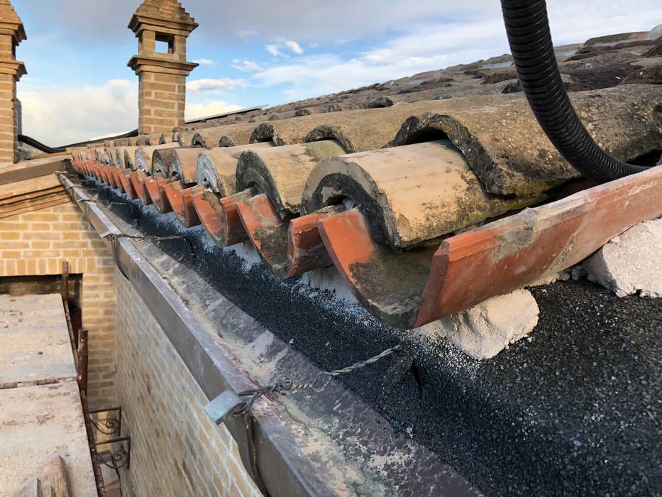 Riqualificazione casa in campagna con vista Monte Conero, Ing. Andrea Catena Ing. Andrea Catena Gable roof