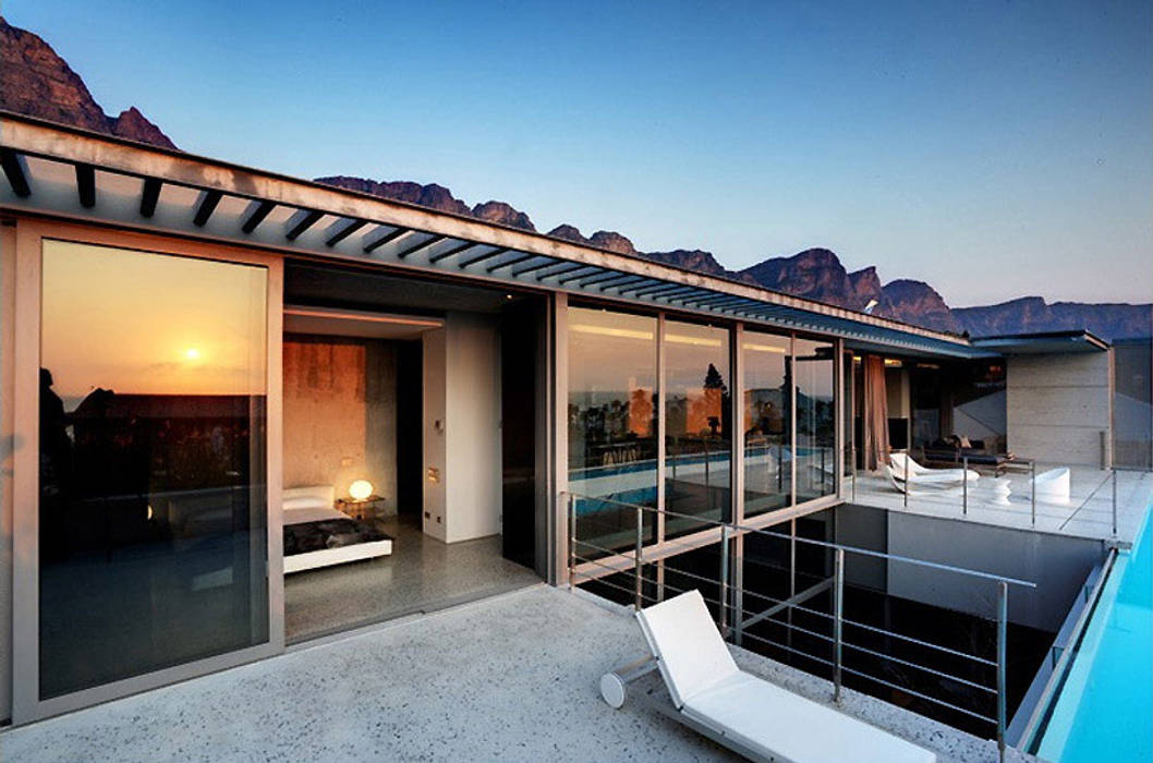 HOUSE VAN KAMP | CAMPS BAY, Wright Architects Wright Architects Balcony Aluminium/Zinc