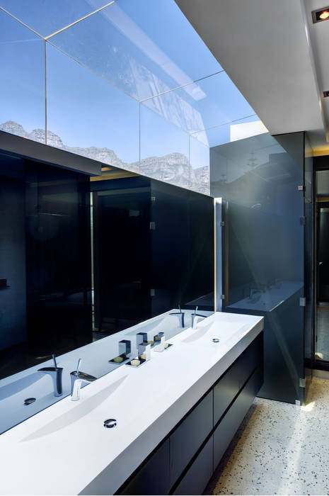 HOUSE VAN KAMP | CAMPS BAY, Wright Architects Wright Architects Minimalist style bathroom Glass