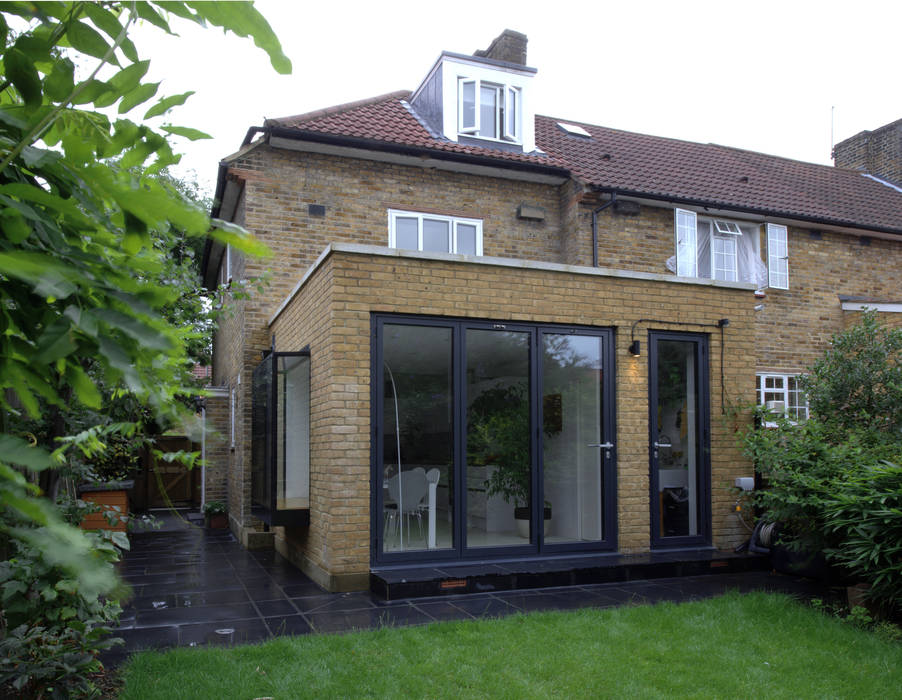 Rear Extension MAGRITS Reihenhaus rear extension, brick, family house, architect, London, extension, bifolding, oriel window, windows, patio door