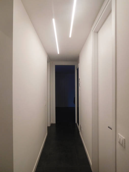 Appartamento Total White, Studio di Architettura IATTONI Studio di Architettura IATTONI Minimalist corridor, hallway & stairs
