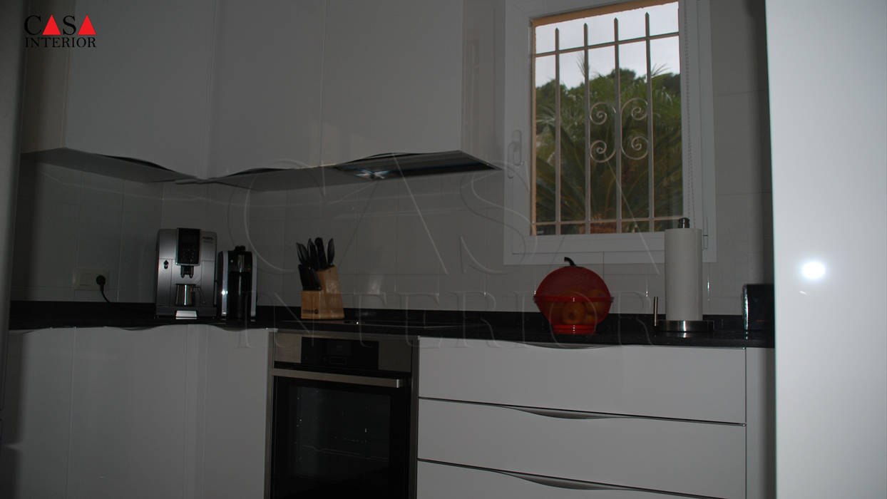 Modern kitchen glossy white in Altea, Casa Interior Casa Interior Dapur Modern Kayu Buatan Transparent