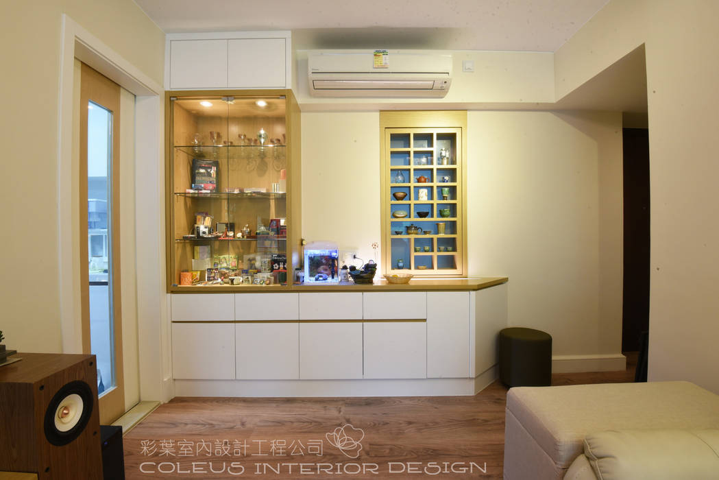 Caribbean Coast, Tung Chung, 彩葉室內設計工程公司 彩葉室內設計工程公司 Modern living room Plywood