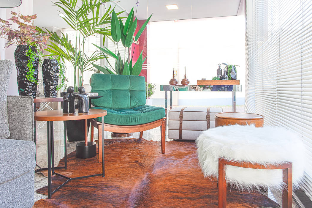 Cantinho com Charme e Personalidade: Poltronas Verde, Puff Peludo e Tapete Bovino Sgabello Interiores Salas de estar modernas Algodão Vermelho puff poltrona,Sofás e divãs