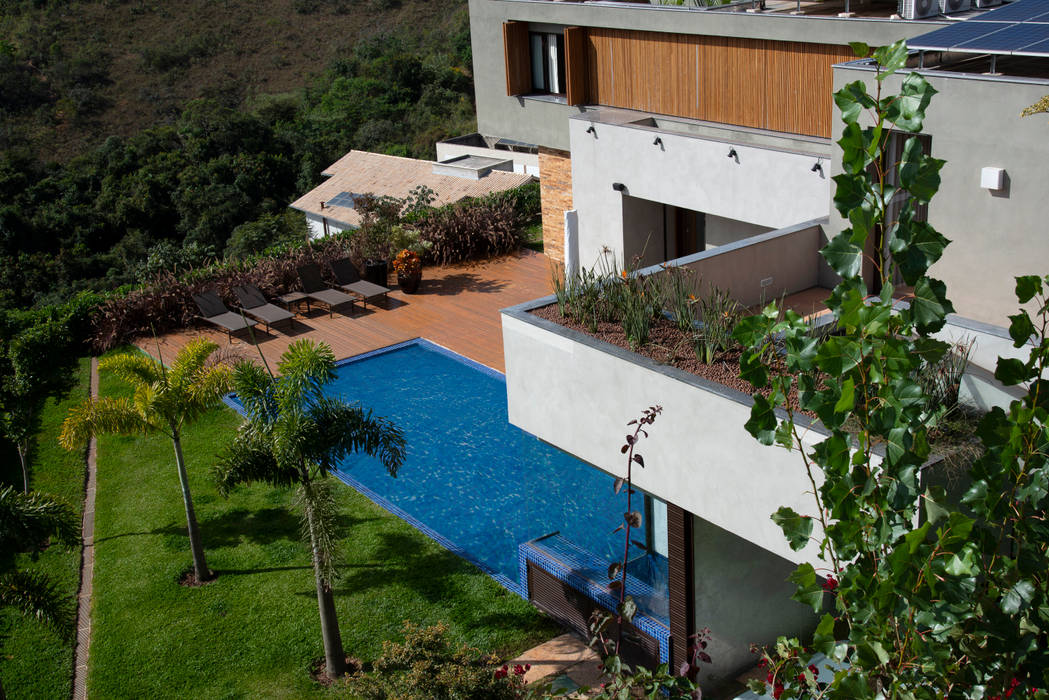 Residência em Nova Lima - MG, CP Paisagismo CP Paisagismo Jardines de estilo tropical