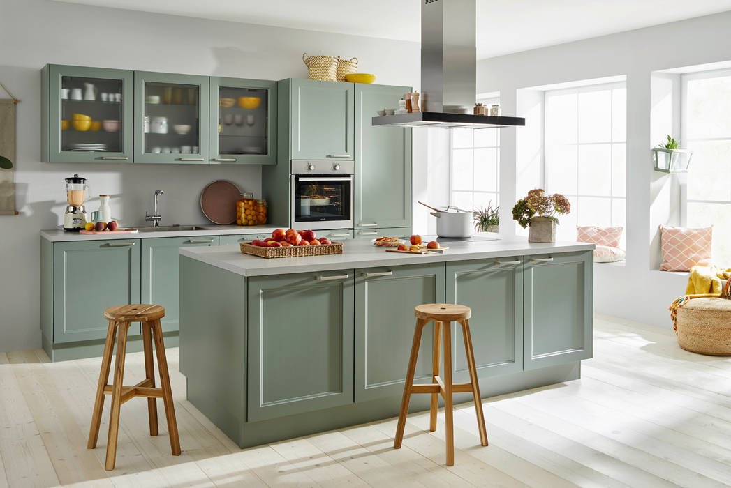 Moderne Landhaus-Küche von Küche Aktiv Spitzhüttl Home Company Built-in kitchens