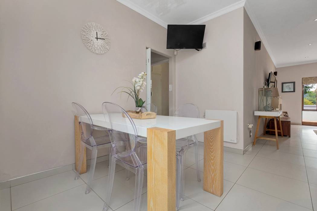 Home Staging - Contemporary, Styled Living (Pty) Ltd Styled Living (Pty) Ltd Minimalist dining room