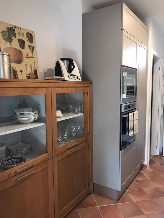 Un’atmosfera Glam dai toni Scandy e Country con accenti di Design Teresa Romeo Architetto Cucina attrezzata Legno massello Variopinto Cucina Scavolini modello CARATTERE, laccato, grigio, credenza in legno