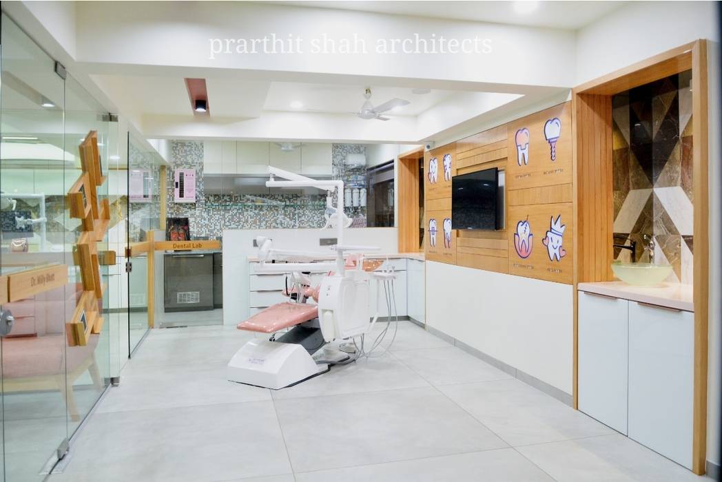 Dental Operatory Area prarthit shah architects Commercial spaces Solid Wood Multicolored Hospitals
