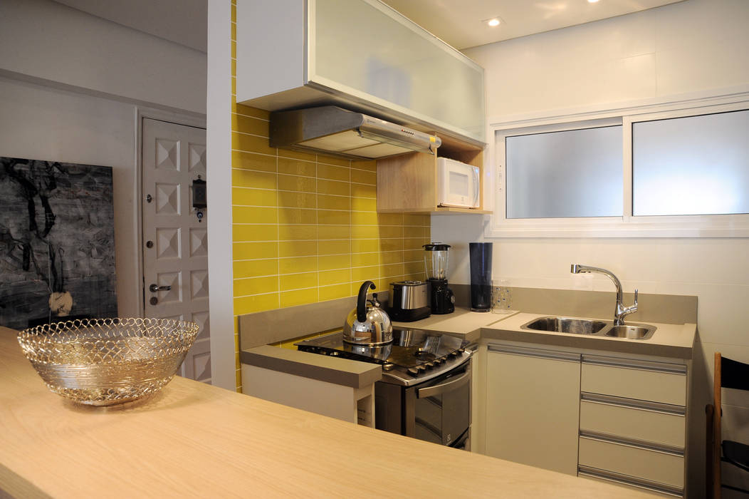 Apartamento de Publicitário Estrangeiro Enzo Sobocinski Arquitetura & Interiores Cozinhas pequenas Derivados de madeira Transparente amarelo, contemporâneo, marcenaria, luminotécnica, loft,