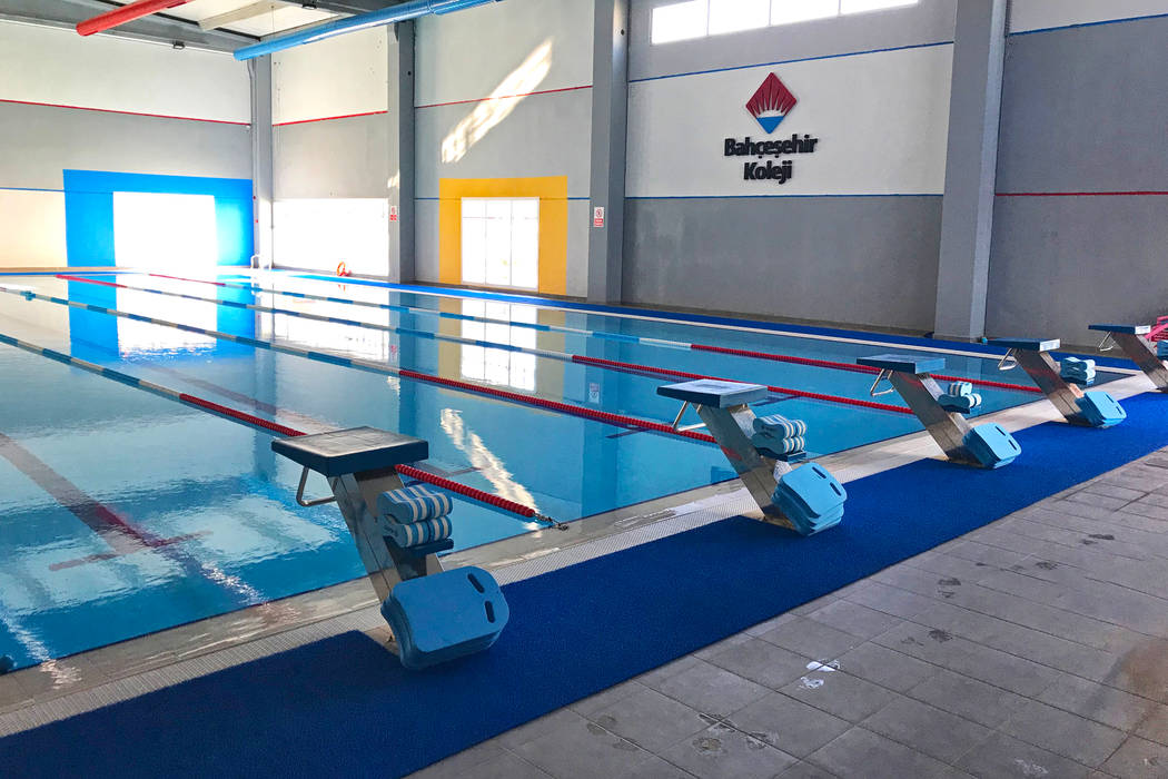 TORBALI BAHÇEŞEHİR KAPALI YÜZME HAVUZU, 4R MUHENDISLIK LTD STI 4R MUHENDISLIK LTD STI Piscinas modernas