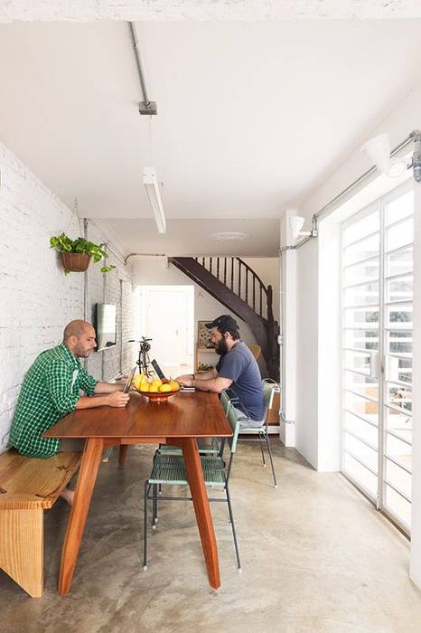 INÁ Casa Fernando e Anna, INÁ Arquitetura INÁ Arquitetura Comedores modernos Sillas y bancos