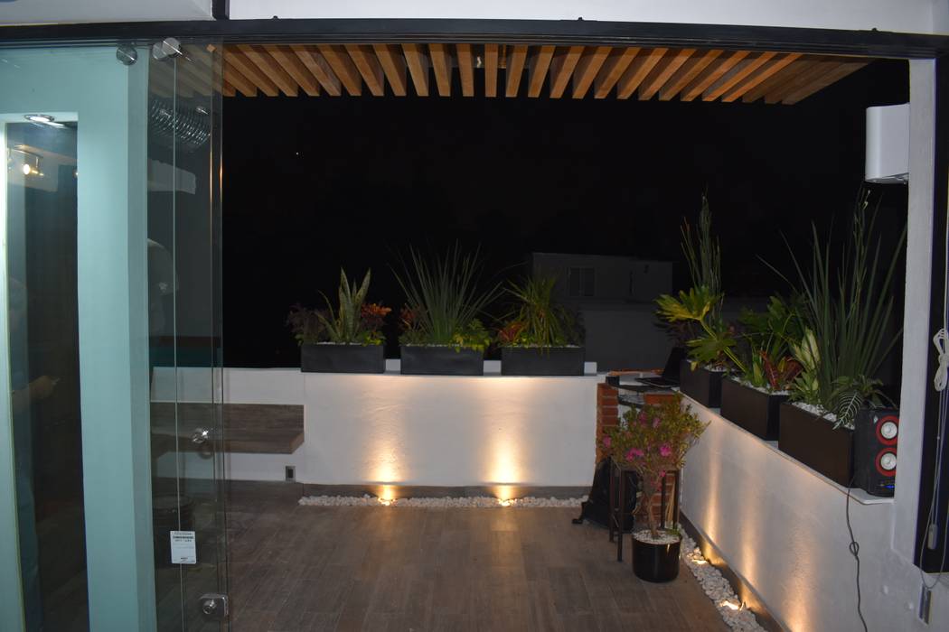 Vista de interior de loft hacia terraza MSG Architecture SA DE CV Balcones y terrazas minimalistas Concreto