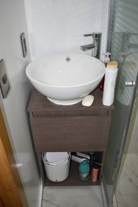 vista de mueble de lavabo en baño con ovalin expuesto y llave monomando MSG Architecture SA DE CV Baños minimalistas Madera Acabado en madera