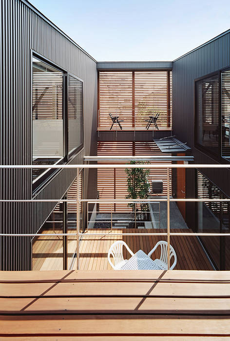 バルコニーより中庭を見る 有限会社笹野空間設計 モダンデザインの テラス