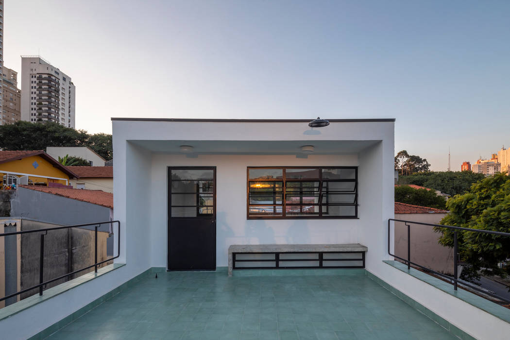 Casa Marcos e Julia, INÁ Arquitetura INÁ Arquitetura Balcones y terrazas de estilo moderno