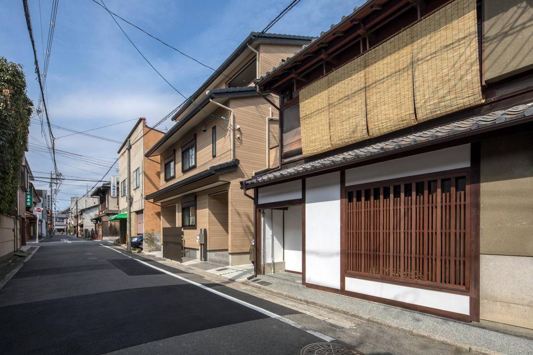 学林町の町家, アトリエ・ブリコラージュ一級建築士事務所 アトリエ・ブリコラージュ一級建築士事務所 木造住宅 雲,建物,空,路面,窓,木,家,アスファルト,アーバンデザイン,路地