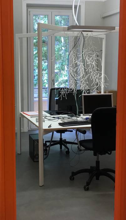 Postazione lavoro ibedi laboratorio di architettura Complesso d’uffici moderni Cemento Bianco porta arancio, pavimento microcemento, smartworking, scrivanie quadrate, postazione lavoro, ufficio a casa, vitra design