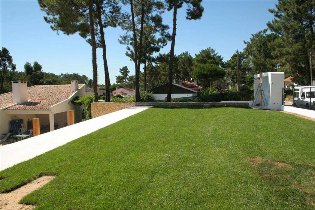 Moradia unifamiliar T3 em Sesimbra, Linhas Simples Linhas Simples Jardines en la fachada