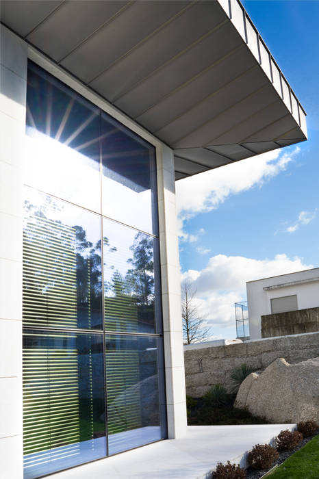 Fachada em vidro minimalista Mundartificial Janelas de PVC Alumínio/Zinco janela minimalista, janela de correr, janela, conceito minimalista, mundartificial, alumineal, minimalista, natura, fachada em vidro, fachada, vidro