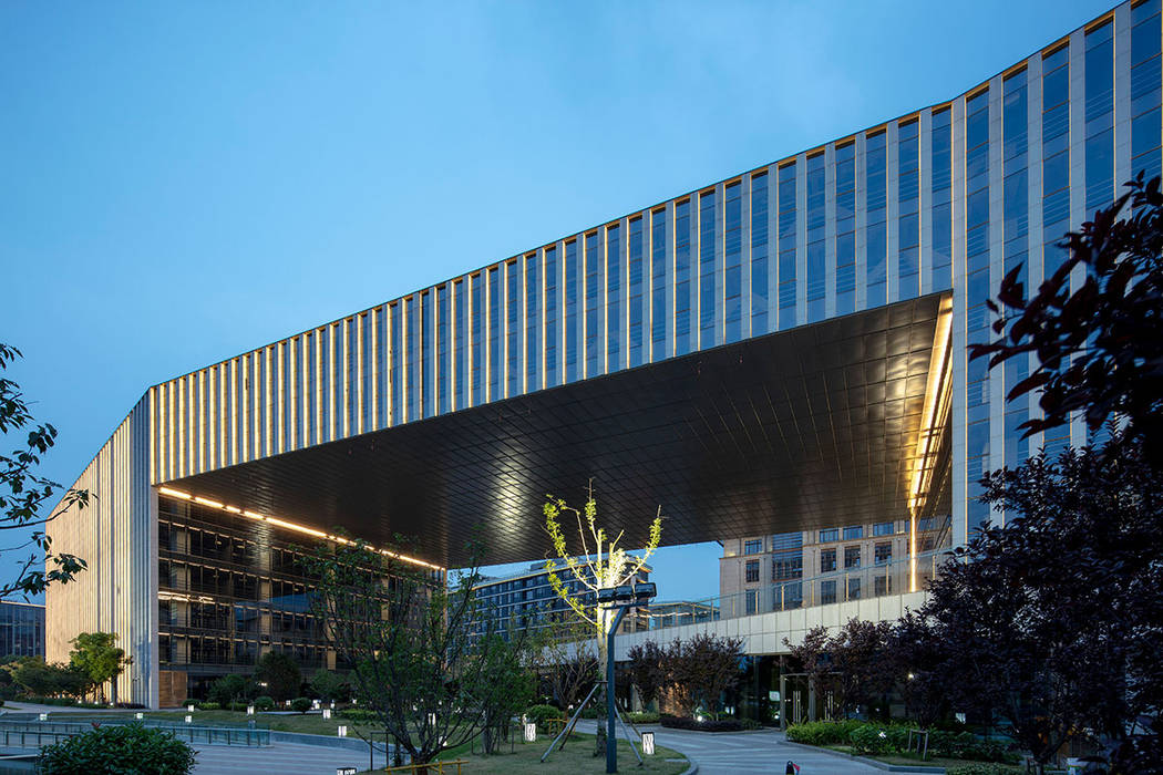 Kingboard Centre, a landmark portal to Hongqiao , Architecture by Aedas Architecture by Aedas Commercial spaces Commercial Spaces
