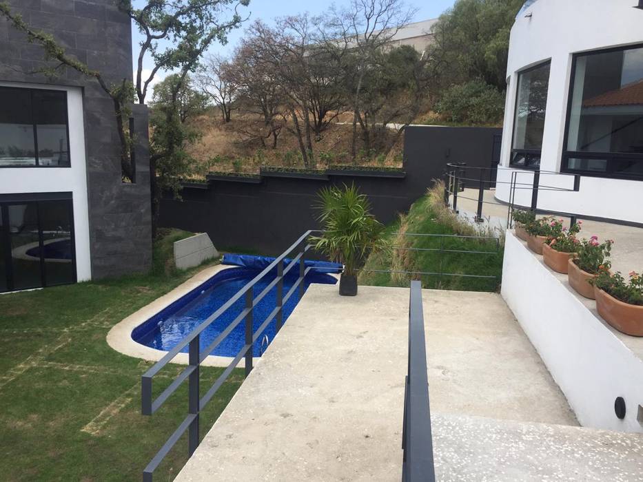 Albercas CESAR MONCADA SALAZAR (L2M ARQUITECTOS S DE RL DE CV) Piscinas de estilo moderno