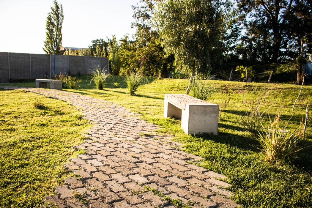 Parque Aida tropeano& Asociados Paredes y pisos modernos Piedra piedra, jardín ,plantas, flores, iluminación