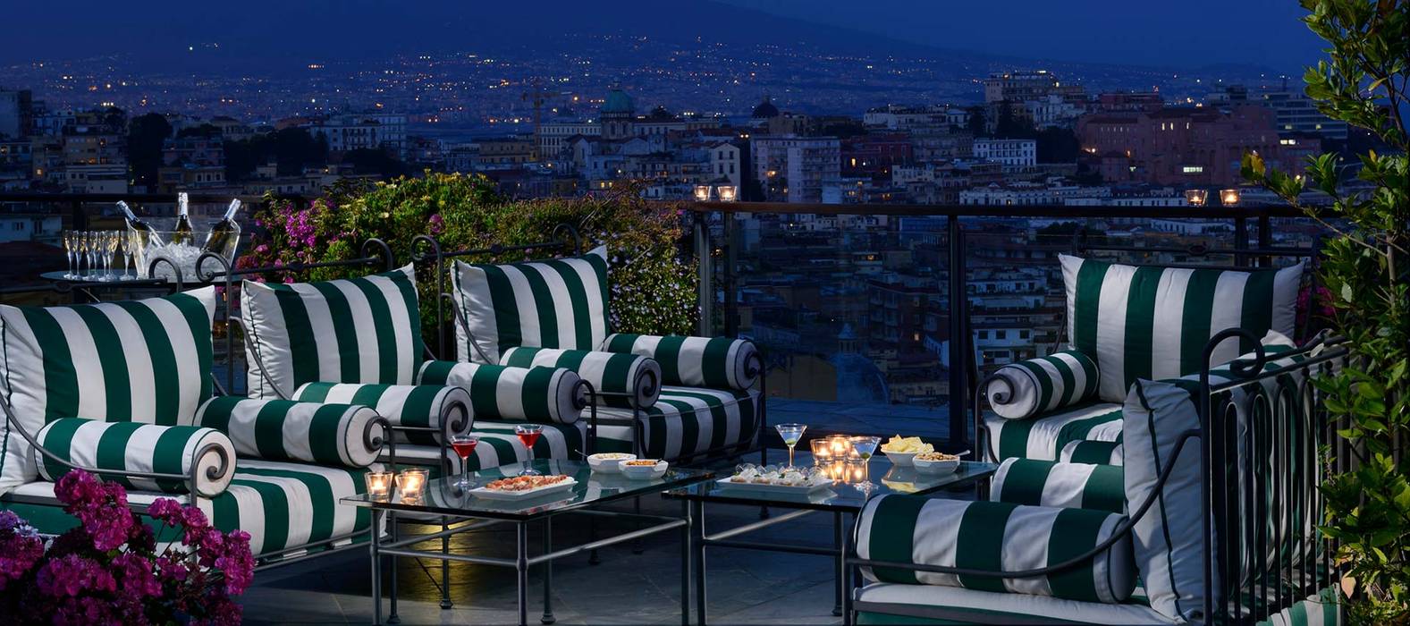 Relaxed by beauty, VillaDorica VillaDorica Balcone, Veranda & Terrazza in stile classico Ferro / Acciaio Verde Mobili