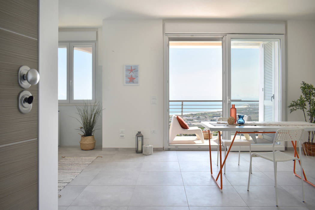 Home Staging appartamento vista mare Sonia Santirocco architetto e home stager Soggiorno in stile mediterraneo home staging valorizzazione immobiliare interior design casa al mare fotografia immobiliare case da vendere