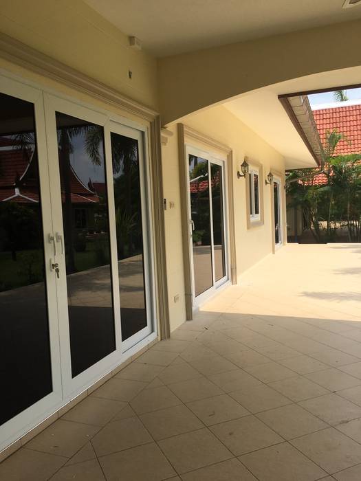 Bang Sarey Nordic Resort Project, โรงงาน พัทยา กระจก ยูพีวีซี Pattaya UPVC Windows & Doors โรงงาน พัทยา กระจก ยูพีวีซี Pattaya UPVC Windows & Doors Puertas modernas Vidrio